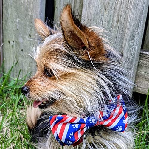Китка за кучета Хъксли и Кент 4 юли | Голяма | All Star Pawdka & Paws & Stripes папийонка | Плюшен, Скрипучая, Извивающаяся Играчка за кучета и аксесоари за яка