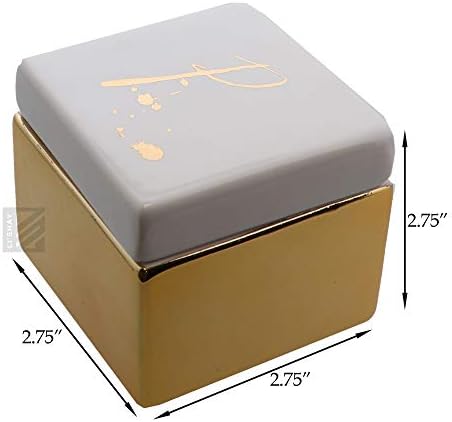 Златната кутия за украшения за жените с инициалом на капака P