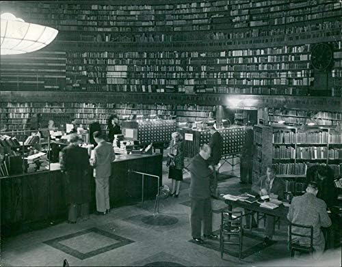 Реколта снимка на градската библиотека в Свеавгене, голямата зала издаване на книги с известните галерии